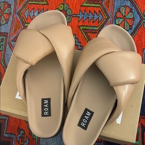 ROAM Women's Beige Crisscross Padded Slide Sandals